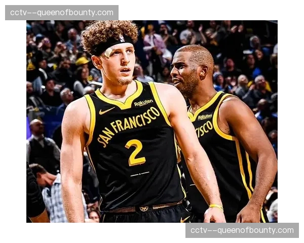 特写镜头：赛后，库里与保罗在球员通道长时间交谈