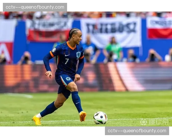 战术板：图赫尔的三中卫体系如何成功限制了哈维-西蒙斯的发挥