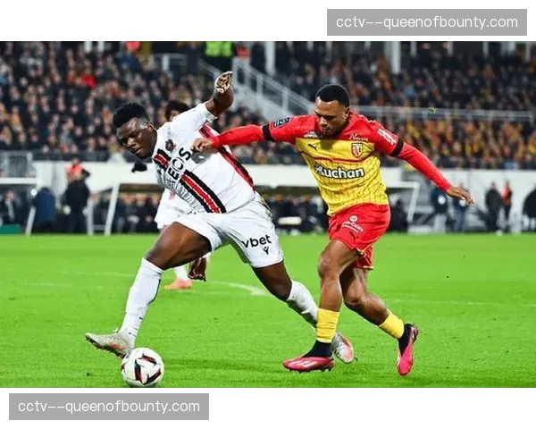 朗斯对阵雷恩，主队球迷抗议票价上涨导致比赛中断十分钟