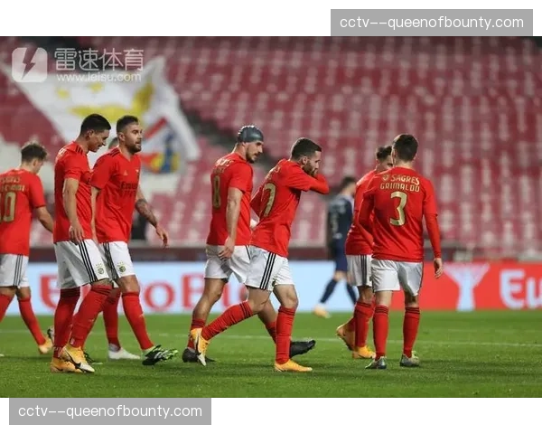 远征的葡萄牙本菲卡球迷在威斯特法伦球场高歌至深夜 远征的葡萄牙本菲卡球迷在威斯特法伦球场高歌至深夜